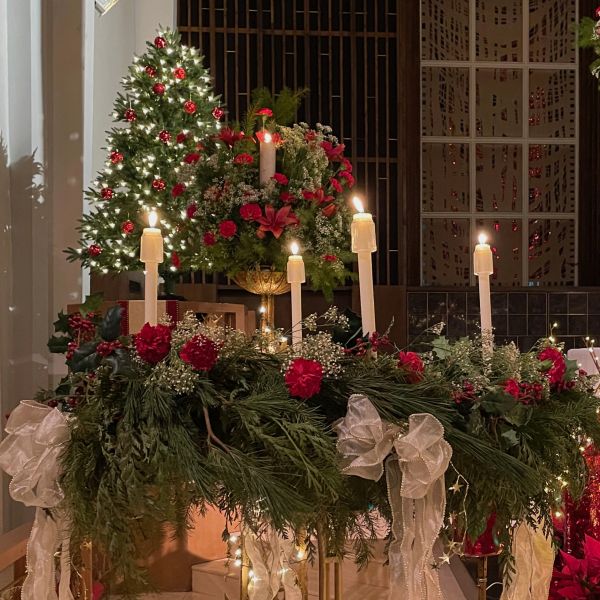 Christmas Flowers & Greenery Offerings